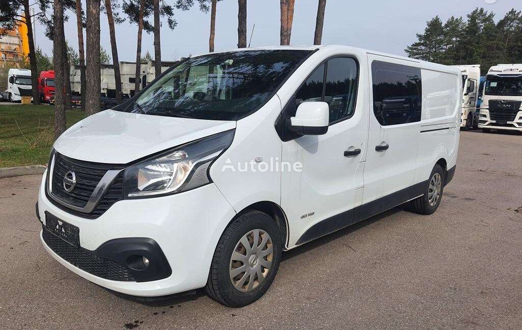 Nissan NV300 combi van